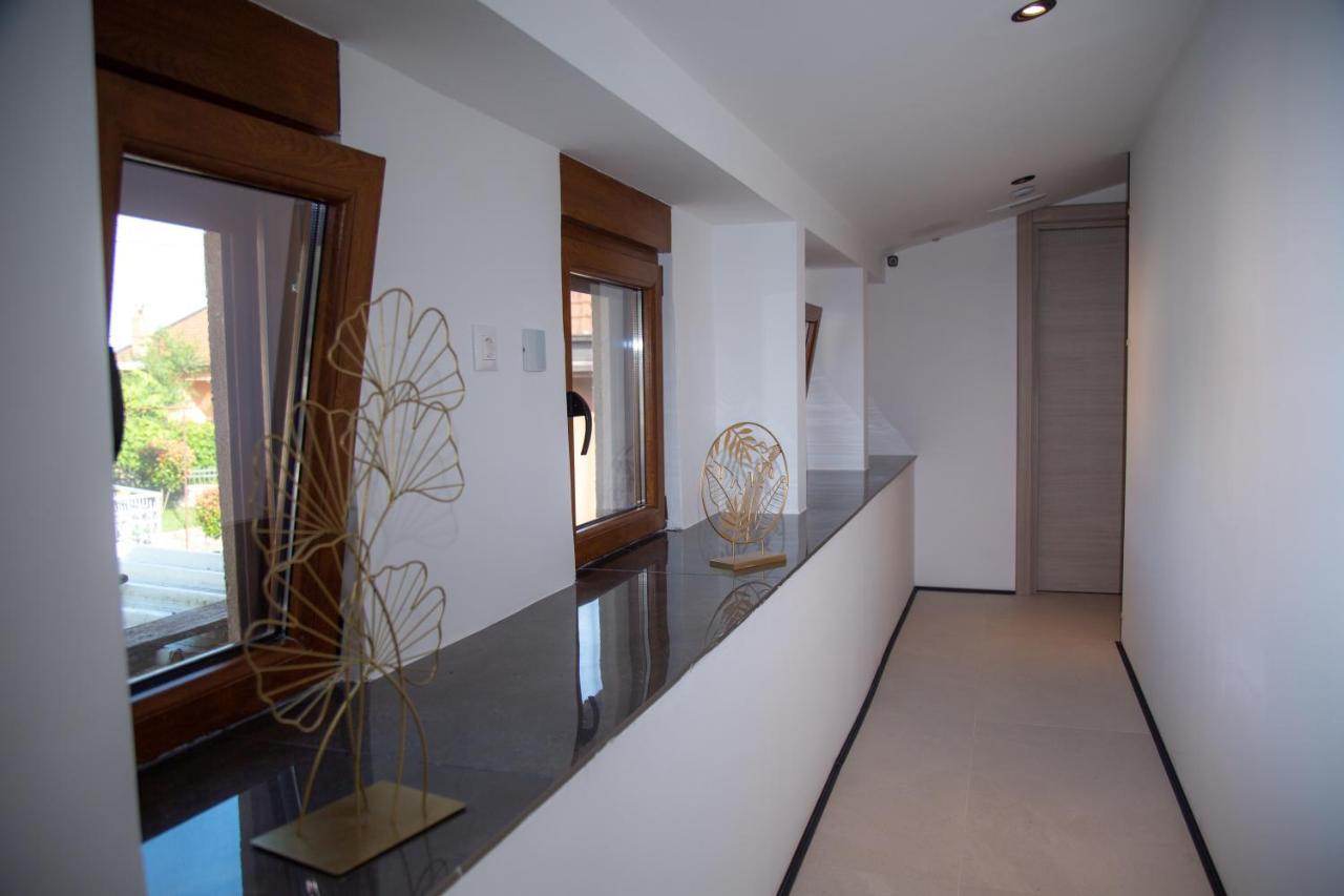 Apartment Pearls *